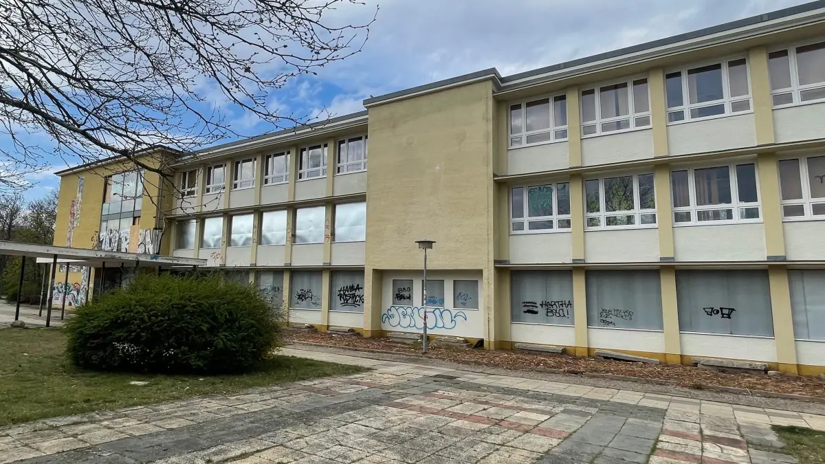 Was wird aus der ehemaligen Oberschule Juri-Gagarin am Platz der Jugend in Eisenhüttenstadt? Das Gebäude steht seit vielen Jahren leer.