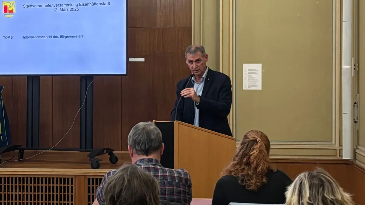 Bürgermeister Frank Balzer (SPD) spricht vor der Stadtverordnetenversammlung. Nicht nur dort sind viele mit seiner Arbeit unzufrieden. Der SPD-Ortsverband hat ihn nicht als Kandidaten für die Bürgermeisterwahl im September nominiert.