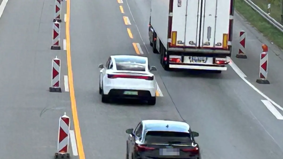 Zwei statt drei Fahrspuren: Schon jetzt besteht zwischen der Anschlussstelle Freienbrink bei Tesla und dem Dreieck Spreeau zum Teil nur Tempo 80. Beide Richtungsfahrbahnen der A10 sollen erneuert werden.