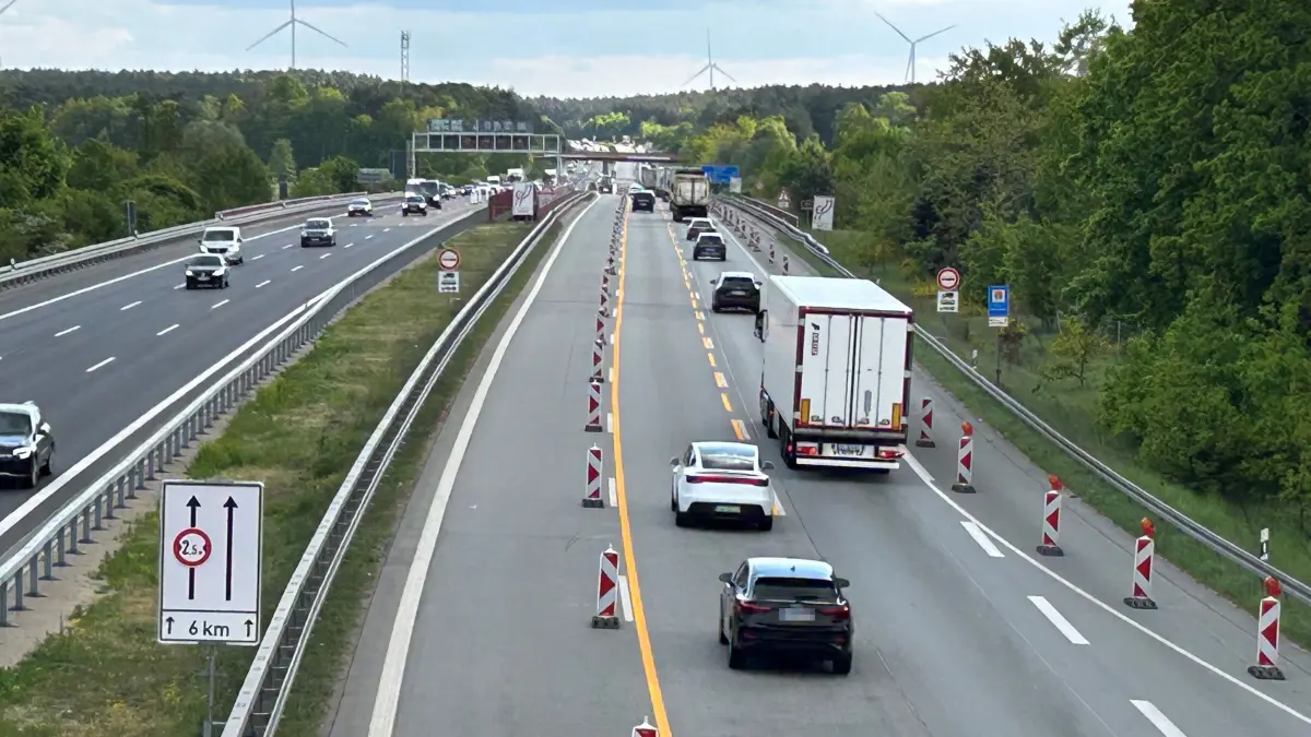 Zwei statt drei Fahrspuren: Schon jetzt besteht zwischen der Anschlussstelle Freienbrink bei Tesla und dem Dreieck Spreeau zum Teil nur Tempo 80. Beide Richtungsfahrbahnen der A10 sollen erneuert werden.