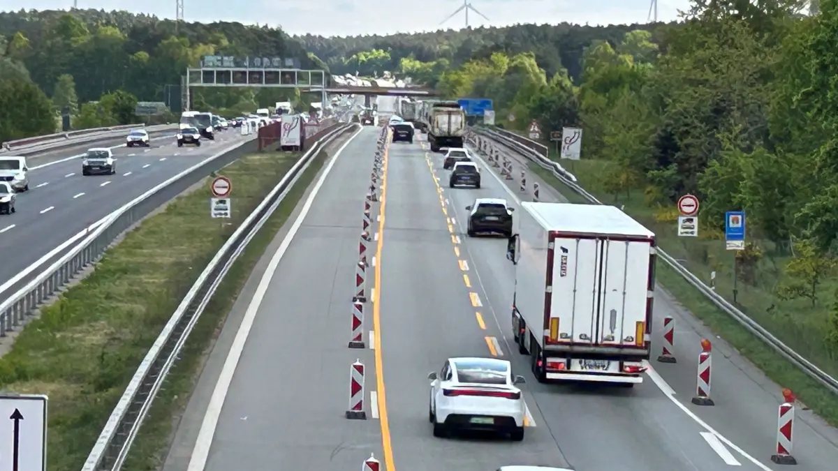 Zwei statt drei Fahrspuren: Schon jetzt besteht zwischen der Anschlussstelle Freienbrink bei Tesla und dem Dreieck Spreeau zum Teil nur Tempo 80. Beide Richtungsfahrbahnen der A10 sollen erneuert werden.