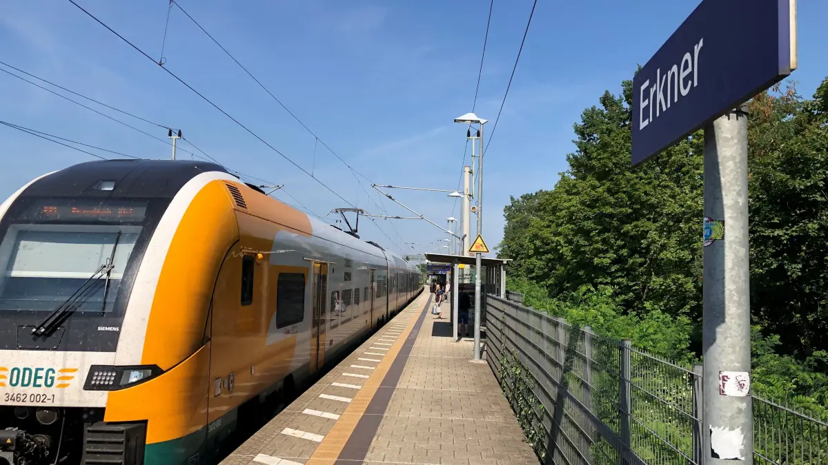 RE1 am Bahnhof Erkner: Wegen Bauarbeiten wird die Strecke nach Fürstenwalde erneut unterbrochen. Statt Züge fahren Busse.