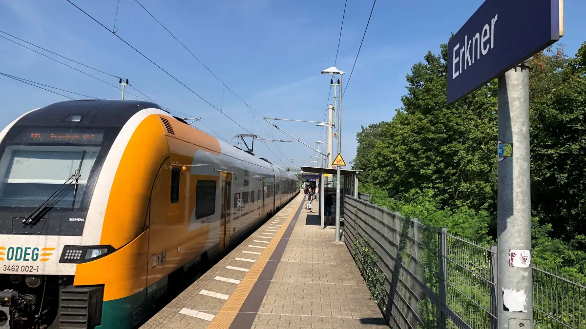 RE1 am Bahnhof Erkner: Wegen Bauarbeiten wird die Strecke nach Fürstenwalde erneut unterbrochen. Statt Züge fahren Busse.