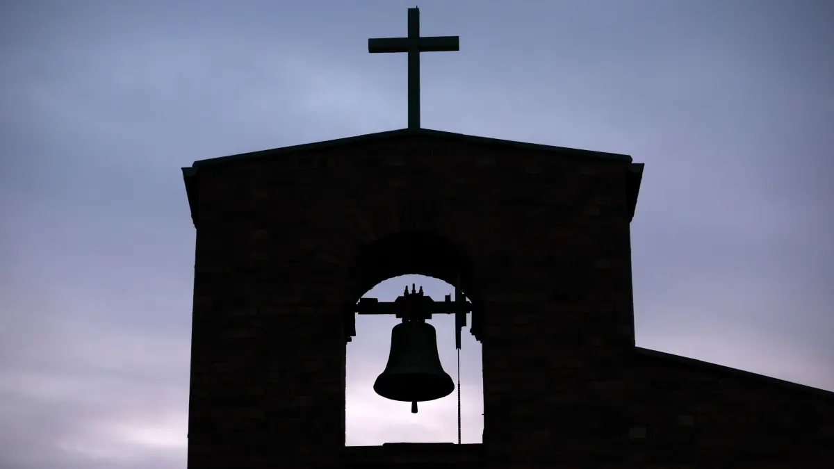 Kirchenglocke vor einem Abendhimmel: Europaweite Aktion findet auch in Brandenburg statt und lässt ab 18 Uhr die Kirchenglocken besonders lange läuten. (Symbolbild)