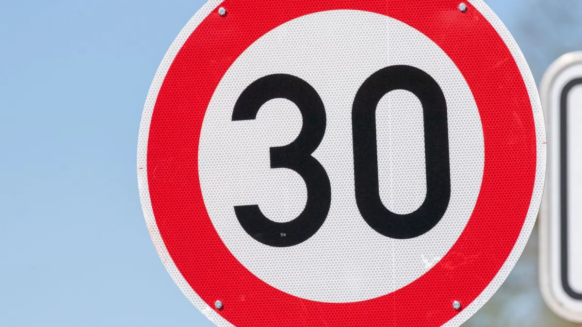 ARCHIV - 10.05.2023, Mecklenburg-Vorpommern, Greifswald: Das Verkehrsschild in der Stralsunder Straße gibt eine zulässige Höchstgeschwindigkeit von 30 Kilometern pro Stunde an. (zu dpa: «Großer Ärger für kleinen Ort im Sauerland wegen Tempo 30») Foto: Stefan Sauer/dpa +++ dpa-Bildfunk +++