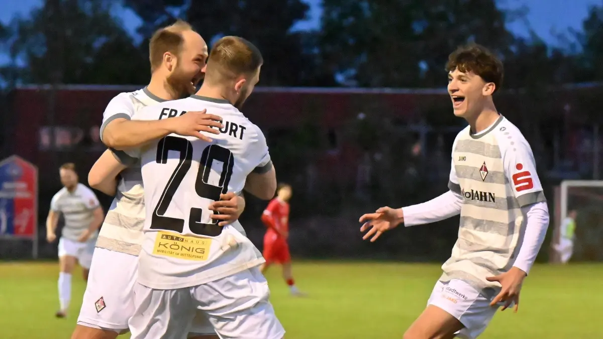Fussball : Klosterfelde, Fussball Brandenburgliga Punktspiel, Union Klosterfelde - 1. FC Frankfurt, Torschütze Paul Karaszewski, Ceyhan Güleryüz und Kieran Czech freuen sich über das 0 : 2 und gleichzeitig den Endstand
FOTO BENK 09.05.2025
