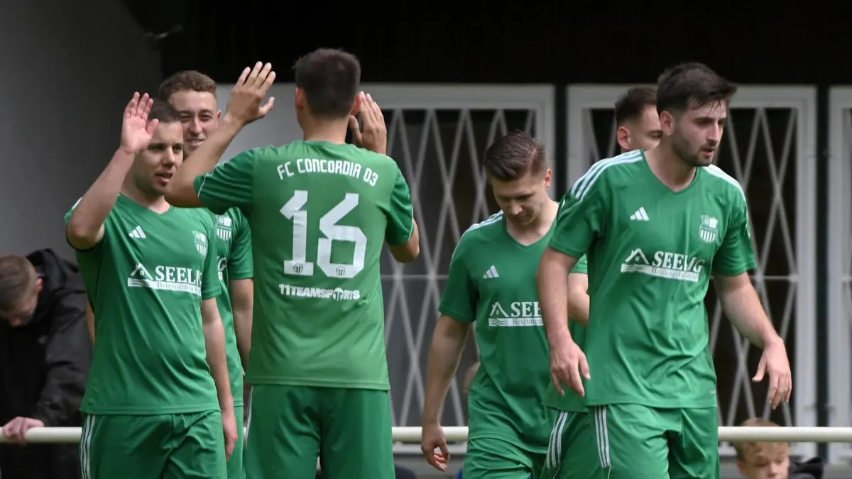 Fussball : Waldsieversdorf, Fussball Landesliga Nord, Buckow / Waldsieversdorf - Fortuna Glienicke, Niklas Zulciak l. besorgte Tor 3 und somit den Endstand in diesem Spiel. Assistend Stefan Hübner r.
10.05.2025 FOTO BENK