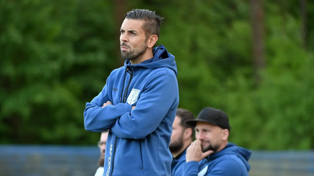 Fussball : Petershagen, Fussball Brandenburgliga Punktspiel, Petershagen-Eggersdorf - TuS Sachsenhausen, Trainer Steve Georges und Co. Thomas Ae r.
FOTO BENK 10.05.2025