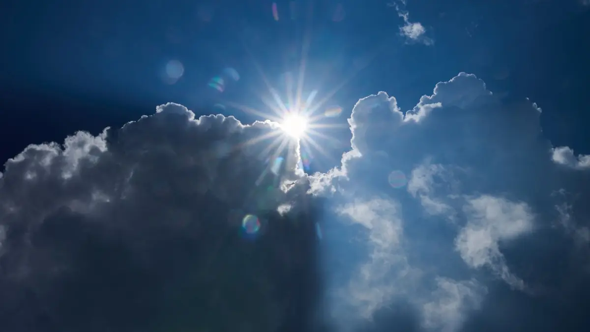 Wetter in Berlin: ARCHIV - 11.07.2024, Berlin: Die Sonne scheint am Rand von dunklen Wolken. (zu dpa: «Wochenende in der Hauptstadtregion: Erst wolkig, dann sonnig») Foto: Annette Riedl/dpa +++ dpa-Bildfunk +++