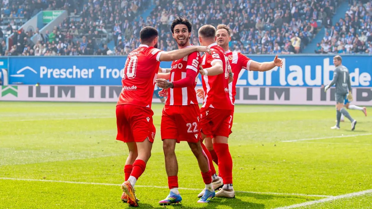 3. Liga Hansa Rostock - Energie Cottbus 2024/25: Fussball, Herren, Saison 2024/2025, 3. Liga (37. Spieltag), F.C. Hansa Rostock - FC Energie Cottbus, v.l. Tolcay Cigerci (Energie Cottbus), Lucas Copado (Energie Cottbus), Erik Engelhardt (Energie Cottbus), Timmy Thiele (Energie Cottbus), Jubel nach Tor zum 0:3, 10.05. 2025, Foto: Sebastian Räppold / Matthias Koch