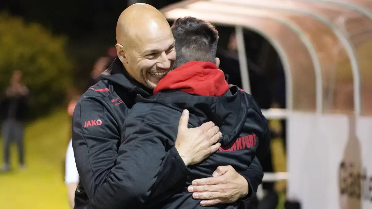 Fussball : Klosterfelde, Fussball Brandenburgliga Punktspiel, Union Klosterfelde - 1. FC Frankfurt, Stefan Kühlberg l. und Sascha Kloß nach dem Spiel
FOTO BENK 09.05.2025
