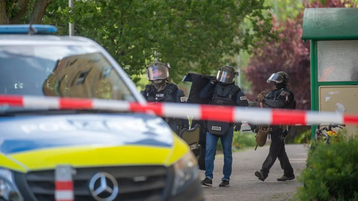 SEK-Einsatz in Berlin-Hellersdorf: Ein Spezialeinsatzkommando der Berliner Polizei hat ein Mann festgenommen, der an einer Flüchtlingsunterkunft Hakenkreuze geschmiert haben soll.