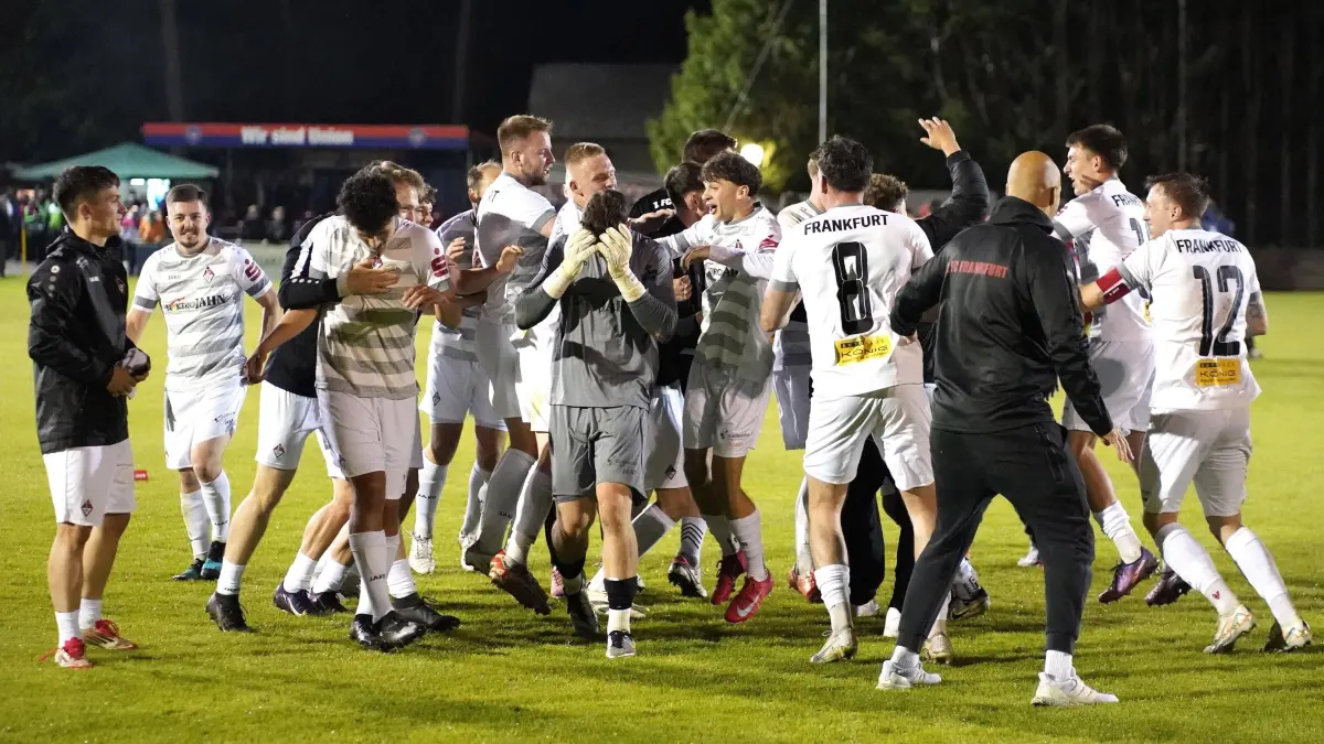 Fussball : Klosterfelde, Fussball Brandenburgliga Punktspiel, Union Klosterfelde - 1. FC Frankfurt, Freudentanz mit Ellenbogen, welchen TW Dominik Müller beim Tanz in sein Gesicht bekam
FOTO BENK 09.05.2025