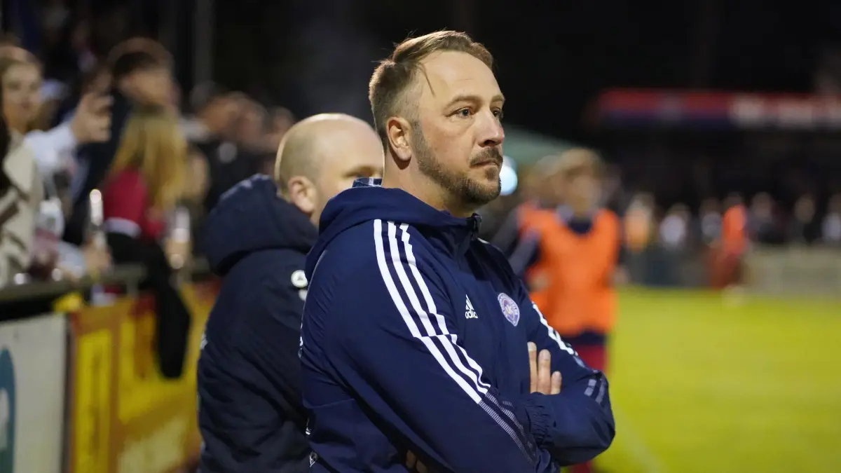 Fussball : Klosterfelde, Fussball Brandenburgliga Punktspiel, Union Klosterfelde - 1. FC Frankfurt, Trainer Kevin Hetzel und der 0 : 2 Rückstand
FOTO BENK 09.05.2025