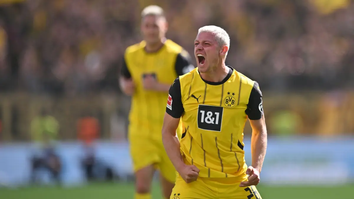 Bayer Leverkusen - Borussia Dortmund: 11.05.2025, Nordrhein-Westfalen, Leverkusen: Fußball: Bundesliga, Bayer Leverkusen - Borussia Dortmund, 33. Spieltag, BayArena. Dortmunds Julian Ryerson feiert seinen Treffer zum 1:2. WICHTIGER HINWEIS: Gemäß den Vorgaben der DFL Deutsche Fußball Liga bzw. des DFB Deutscher Fußball-Bund ist es untersagt, in dem Stadion und/oder vom Spiel angefertigte Fotoaufnahmen in Form von Sequenzbildern und/oder videoähnlichen Fotostrecken zu verwerten bzw. verwerten zu lassen. (zu dpa: «BVB siegt bei Alonso-Abschied in Leverkusen») Foto: Marius Becker/dpa +++ dpa-Bildfunk +++