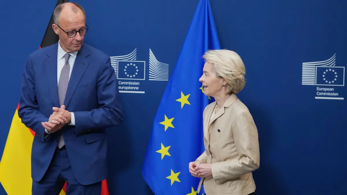 Bundeskanzler Merz Antrittsbesuch in Brüssel: ARCHIV - 09.05.2025, Belgien, Brüssel: Der deutsche Bundeskanzler Friedrich Merz (l) und die Präsidentin der Europäischen Kommission, Ursula von der Leyen, gehen vor einem Treffen am EU-Hauptsitz. (zu dpa: «EU-Kommission will Lieferkettengesetz nicht abschaffen») Foto: Virginia Mayo/AP/dpa +++ dpa-Bildfunk +++