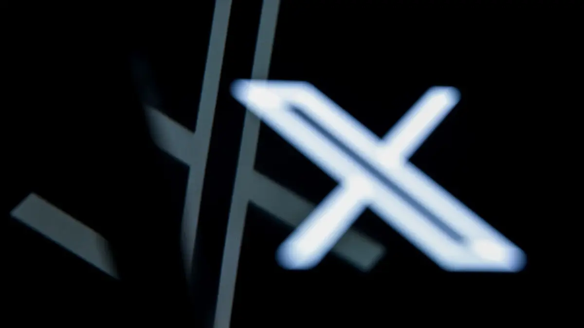 Kurznachrichtendienst X: PRODUKTION - 12.05.2025, Berlin: Das Logo des Kurznachrichtendiensts X spiegelt sich. Im Streit um die Bereitstellung von Daten der Kurznachrichtenplattform X für Forschungseinrichtungen zeichnet sich vor dem Landgericht II Berlin ein juristisches Patt ab. (zu dpa: «Richter: Forschende können X in ihrem Heimatland verklagen») Foto: Jennifer Brückner/dpa +++ dpa-Bildfunk +++