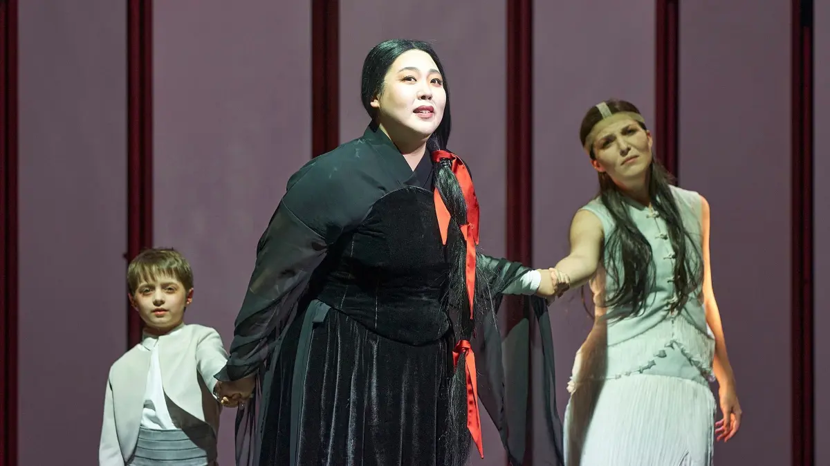 Szenenfoto aus Madama Butterfly mit (v.l.n.r.): Wilhelm Hanschke (Das Kind), Gloria Jieun Choi (Butterfly) und Rahel Brede (Suzuki)