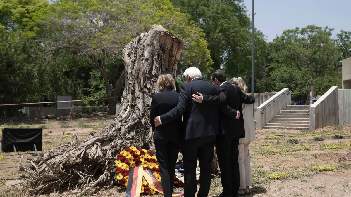 Bundespräsident Steinmeier in Israel: 14.05.2025, Israel, Beeri (be'eri): Bundespräsident Frank-Walter Steinmeier (2.v.l) und seine Frau Elke Büdenbender (l) besuchen gemeinsam mit Izchak Herzog (2.v.r), Präsident von Israel, und seiner Frau Michal Herzog (r) den Kibbuz Beeri im Grenzgebiet zum Gaza-Streifen im Süden Israels und gedenken dort gemeinsam den Opfern des 7. Oktober 2023. Der Kibbuz Beeri (Be’eri) ist einer der von den terroristischen Massakern der Hamas im Jahr 2023 am schwersten getroffenen Orte. Fast 20 Prozent seiner mehr als 1.000 Einwohner wurden getötet oder in den Gazastreifen verschleppt. Anlässlich der Aufnahme diplomatischer Beziehungen zwischen der Bundesrepublik Deutschland und Israel vor 60 Jahren sind Bundespräsident Steinmeier und seine Frau zu einem zweitägigen Besuch in Israel, zuvor war der israelische Präsident mit seiner Frau in Deutschland. Foto: Maya Alleruzzo/AP/dpa +++ dpa-Bildfunk +++