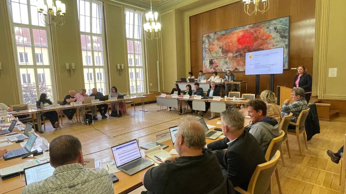 Die Stadtverordneten von Eisenhüttenstadt haben eine wichtige Entscheidung zur Grundsteuer getroffen. Wie stark werden Eigenheimbesitzer und Mieter belastet?