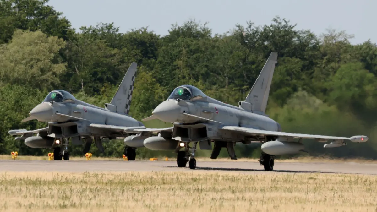 Eurofighter auf dem Flughafen Rostock-Laage: ARCHIV - 12.06.2023, Mecklenburg-Vorpommern, Laage: Beim Taktischen Luftwaffengeschwader 73 "Steinhoff" auf dem Flughafen Rostock-Laage gehen zwei Bundeswehr-Eurofighter an den Start für den Einsatz zur beginnenden Luftwaffenübung "Air Defender 2023". (zu dpa: «Richtfest auf dem Fliegerhorst Laage») Foto: Bernd Wüstneck/dpa +++ dpa-Bildfunk +++