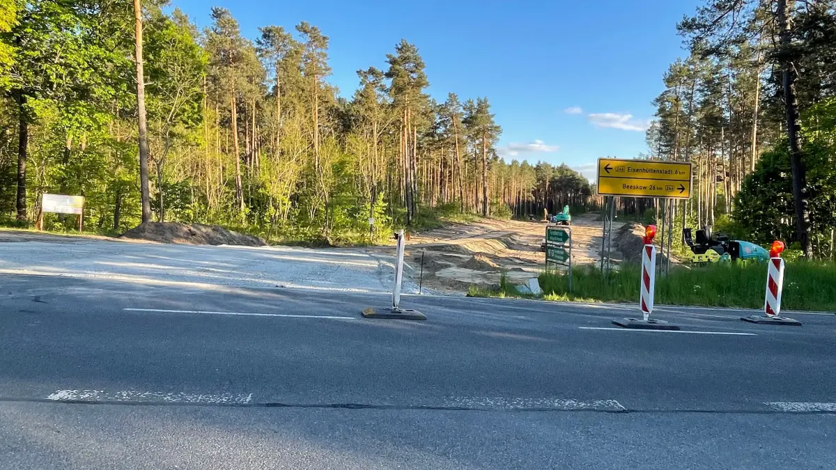Von der B246 zwischen Eisenhüttenstadt und Fürstenwalde wird eine Zufahrt in den Wald gebaut. Dort wurden Flächen für Windräder gerodet.
