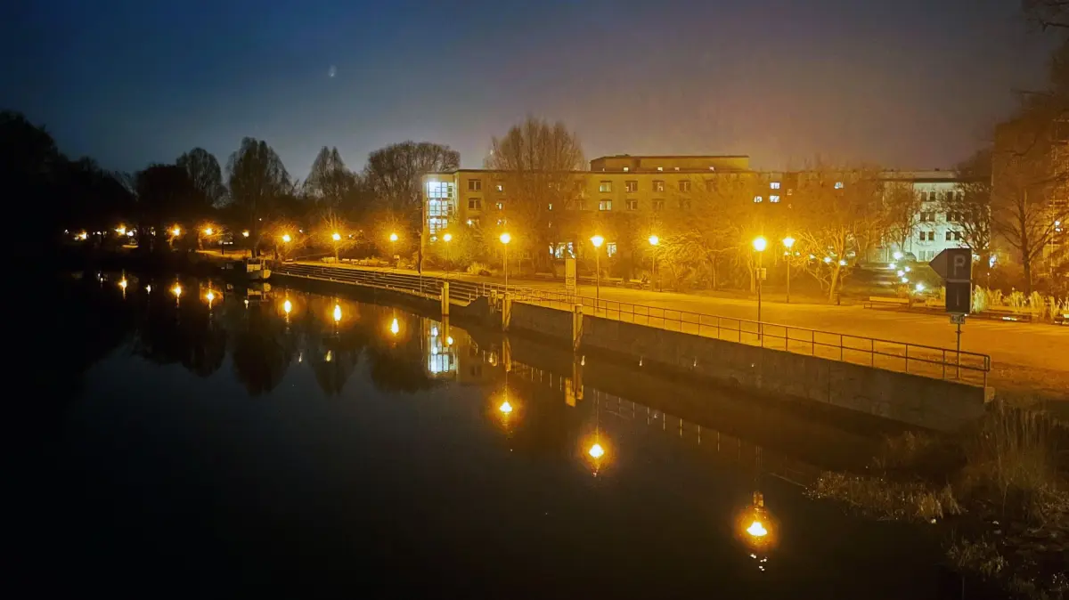 Oranienburg am Abend, nachts, bei Nacht, Havel, Beleuchtung, Dunkelheit, dunkel, Licht, Blick auf das Bollweg am Louise-Henriette-Steg, hinten das ehemalige Hotel an der Havel, rechts Teile der Kreisverwaltung Oberhavel