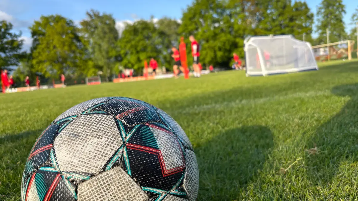 Auf dem Sportplatz Schönow ist immer viel los. Weil der Ort weiter wächst, werden es auch immer mehr Fußballer, die hier trainieren. Ein Umbau soll Entlastung bringen