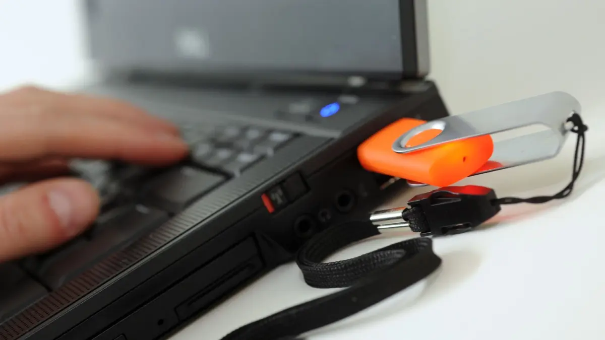 USB-Stick am PC: ARCHIV - Wichtiges Werkzeug: Mit einem USB-Speicherstick kann man Windows 11 oft selbst dann installieren, wenn Microsoft das Upgrade übers Internet verweigert. Und auch Linux wird bei Bedarf per Stick auf den Rechner gespielt. (zu dpa: «Der letzte Sommer mit Windows 10: Zeit für den Abschied») Foto: Andrea Warnecke/dpa-tmn - Honorarfrei nur für Bezieher des dpa-Themendienstes +++ dpa-Themendienst +++