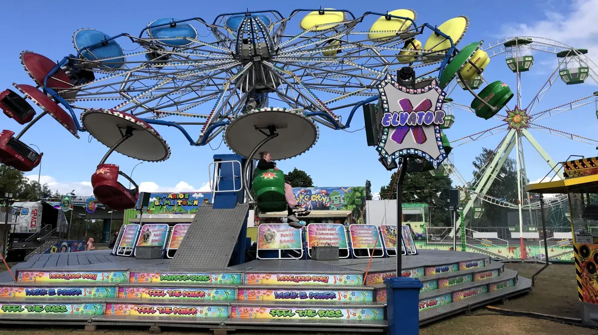 Eisenhüttenstadt. Kirmes "Lausitz-Jahrmarkt" der Schaustellerfamilie Probst auf dem Inselvorplatz. Foto vom 15.05.2025 Foto: Frank Groneberg