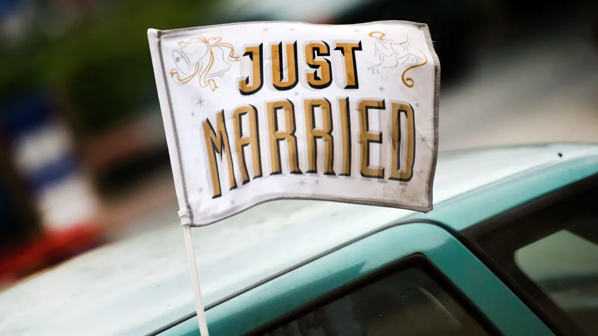 Fahne mit der Aufschrift „Just married“ an einem Auto