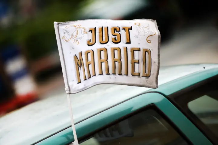 Hochzeitskorso mit Edelkarossen legt Verkehr auf Autobahn lahm