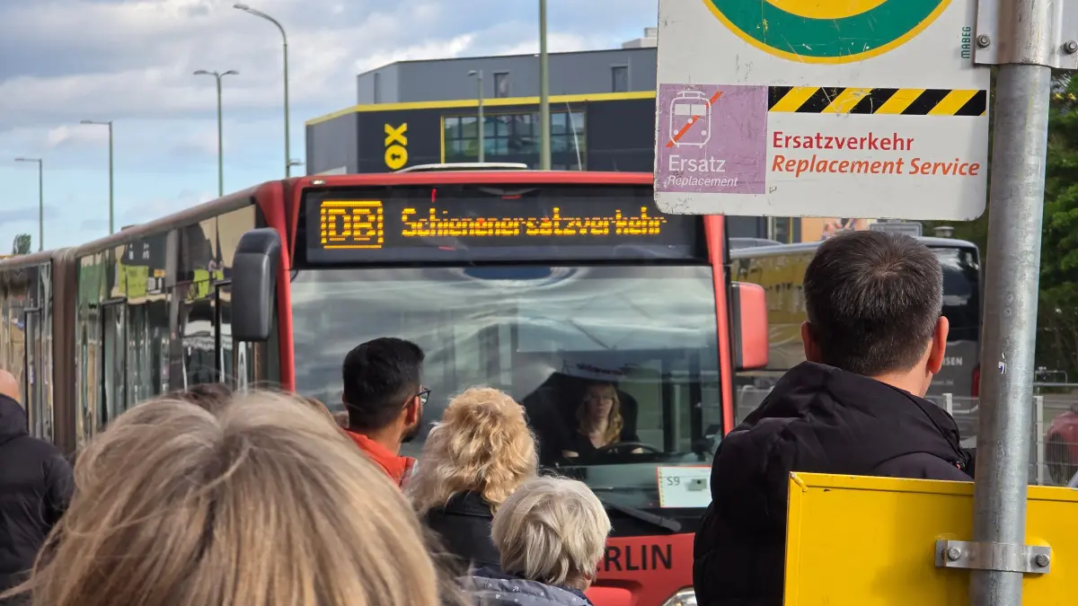 Schienenersatzverkehr auf der Linien S45/S46/S47/S9. Busse warten in Schöneweide