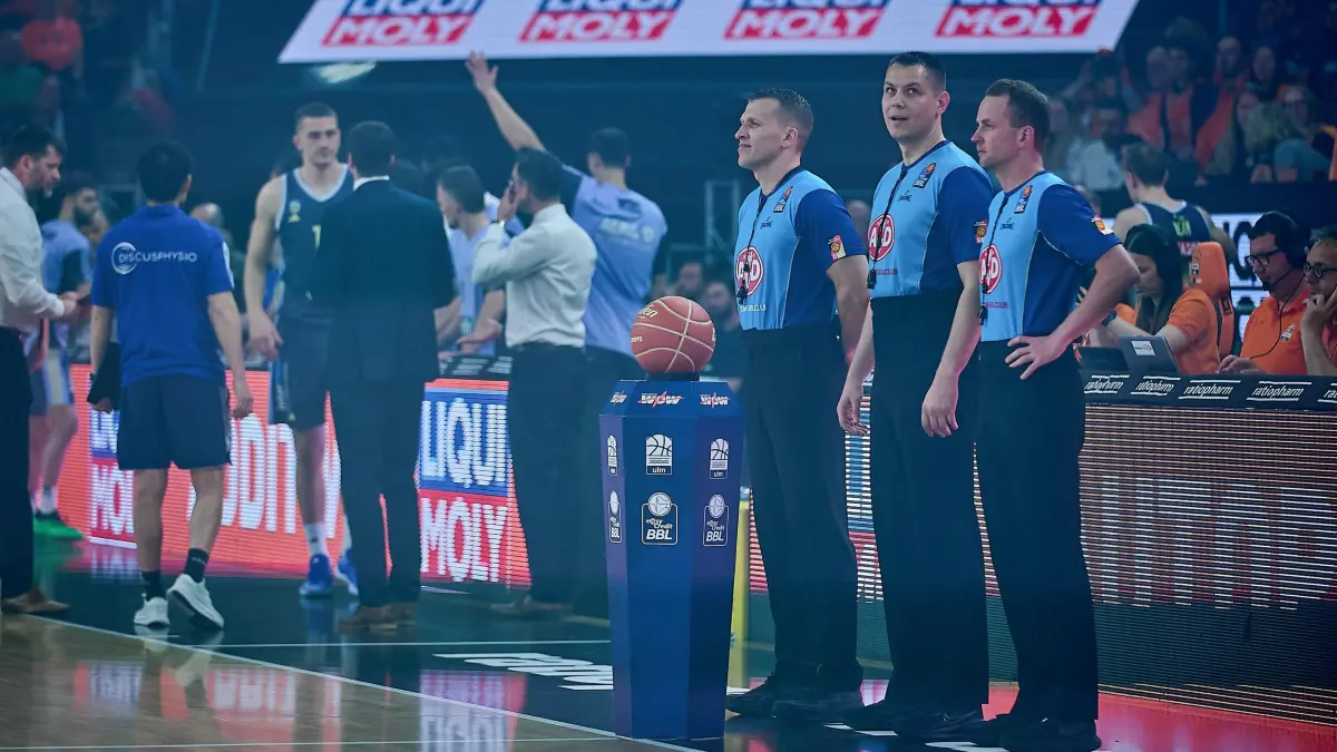 GER, ratiopharm ulm gegen ALBA Berlin, Basketball, PlayOff, Viertelfinale, EasyCredit Bundesliga, Spielzeit 2024/2025, 17.05.2025 : Schiedsgericht vor Spielbeginn
GER, ratiopharm ulm gegen ALBA Berlin, Basketball, PlayOff, Viertelfinale, EasyCredit Bundesliga, Spielzeit 2024/2025, 17.05.2025
Foto: Eibner-Pressefoto/Gerald Oelze-de Stoppany