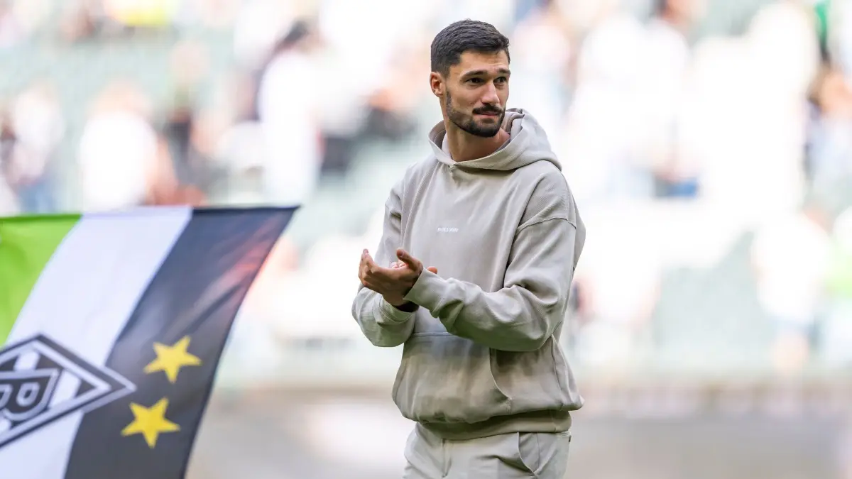 Borussia Mönchengladbach - VfL Wolfsburg: 17.05.2025, Nordrhein-Westfalen, Mönchengladbach: Fußball: Bundesliga, Borussia Mönchengladbach - VfL Wolfsburg, 34. Spieltag, Stadion im Borussia-Park: Gladbachs Tim Kleindienst verabschiedet sich von den Fans. Foto: David Inderlied/dpa - WICHTIGER HINWEIS: Gemäß den Vorgaben der DFL Deutsche Fußball Liga bzw. des DFB Deutscher Fußball-Bund ist es untersagt, in dem Stadion und/oder vom Spiel angefertigte Fotoaufnahmen in Form von Sequenzbildern und/oder videoähnlichen Fotostrecken zu verwerten bzw. verwerten zu lassen. +++ dpa-Bildfunk +++