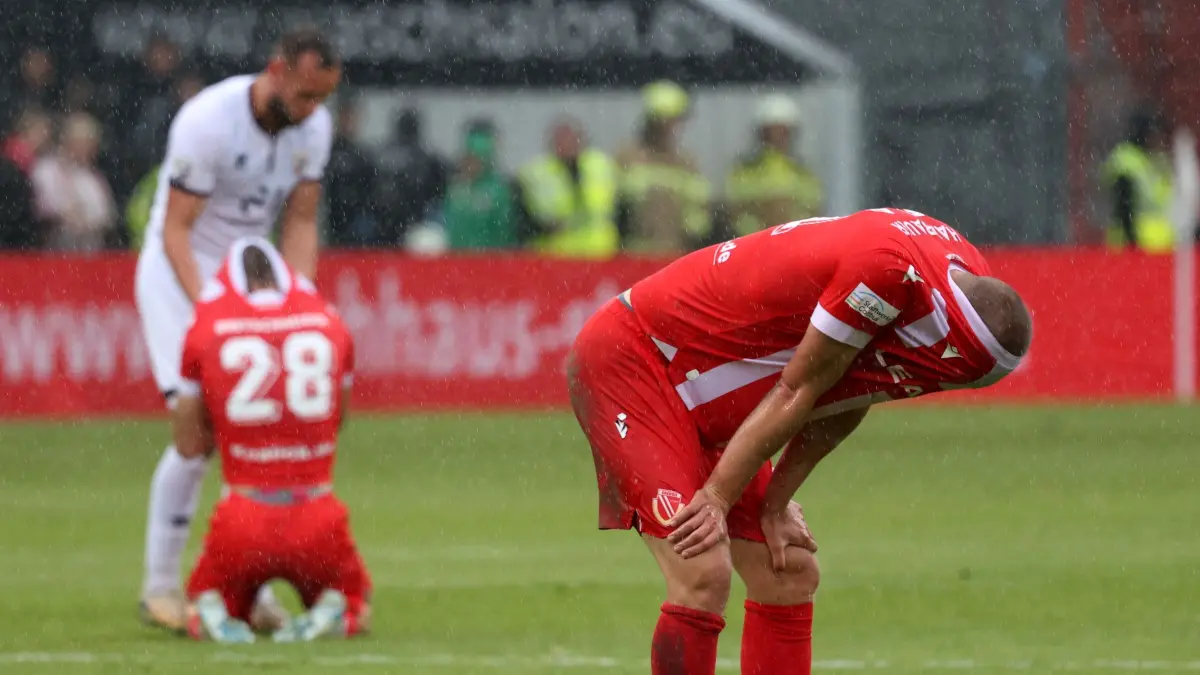 Fussball 3. Liga 2024/2025 FC Energie Cottbus - FC Ingolstadt 04: 28 Niko Bretschneider (Energie Cottbus, hinten l.) und 11 Phil Halbauer (Energie Cottbus) sind enttäuscht nach der Niederlage