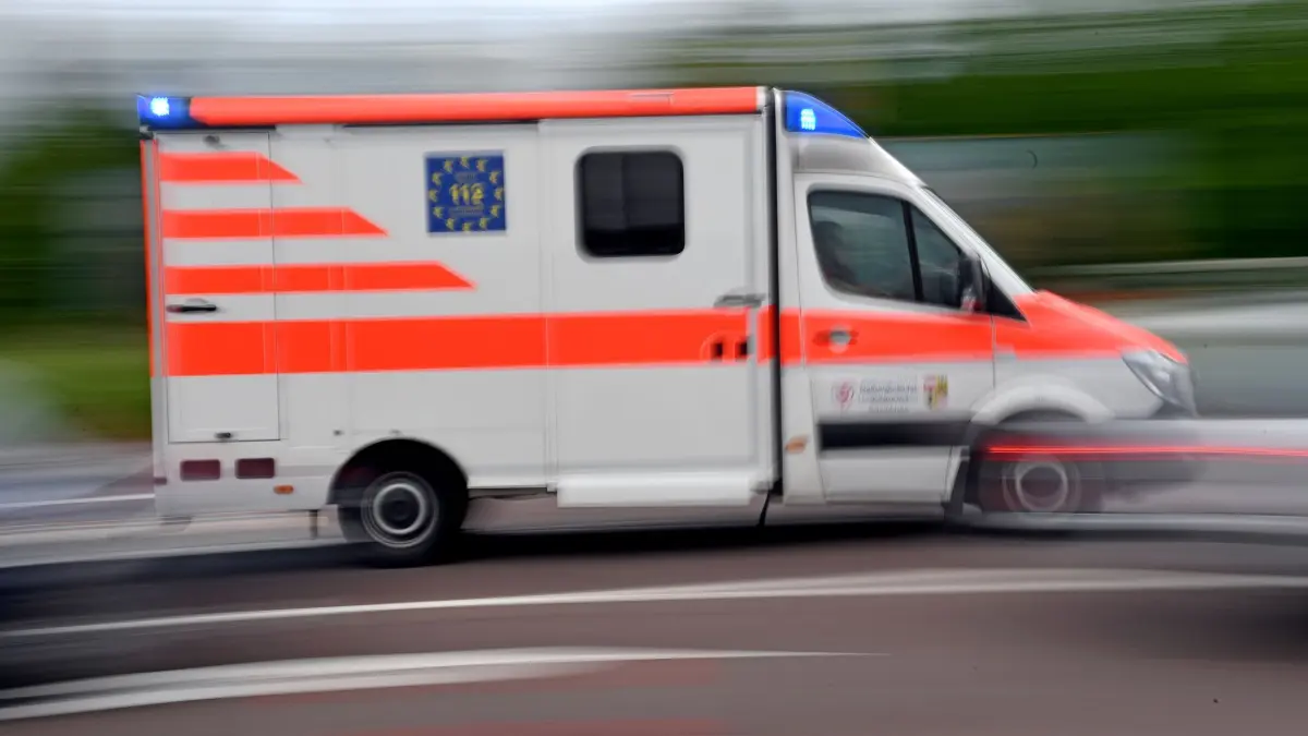 Krankenwagen: ARCHIV - 27.05.2019, Sachsen-Anhalt, Halle (Saale): Ein Krankenwagen fährt mit Blaulicht über eine Straße. (zu dpa: «Fünf Verletzte und 50.000 Euro Schaden nach Sekundenschlaf») Foto: Hendrik Schmidt/dpa-Zentralbild/dpa +++ dpa-Bildfunk +++