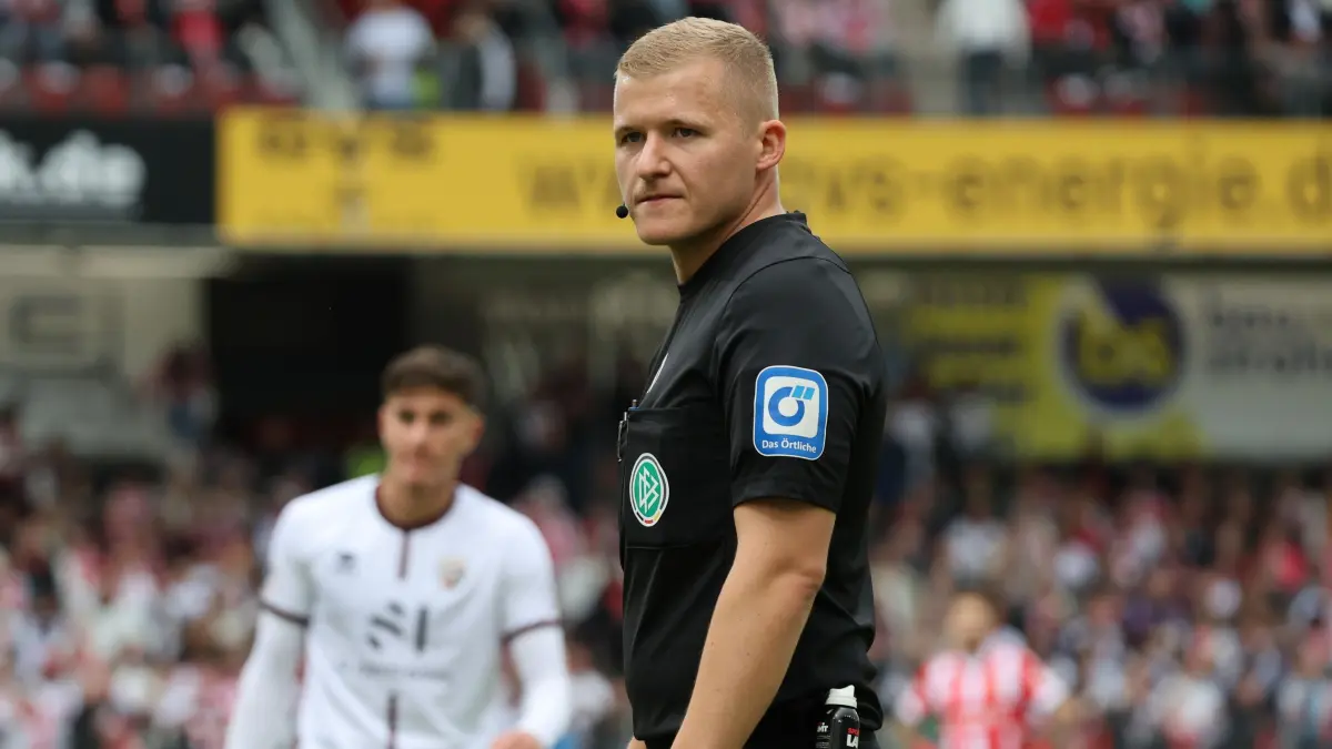 Fussball 3. Liga 2024/2025 FC Energie Cottbus - FC Ingolstadt 04: Schiedsrichter Timo Gansloweit