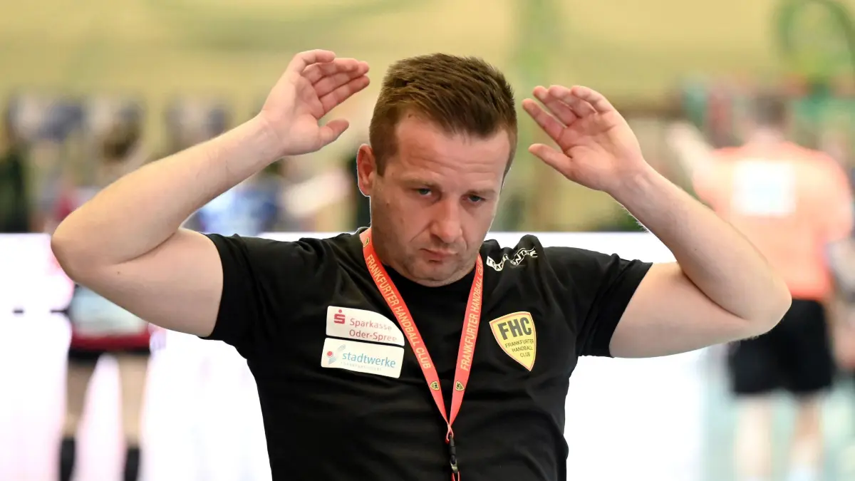 Fussball : Rostock / Frankfurt an der Oder, Rostock Sporthalle Marienehe (Fiete-Reder-Halle ), Handball Bundesliga Aufstiegsrunde zur 2. Bundesliga, Ostderby Rostocker HC (Dolphins) : Frankfurter HC, Trainer Arnes Cebic
FOTO BENK 17.05.2025