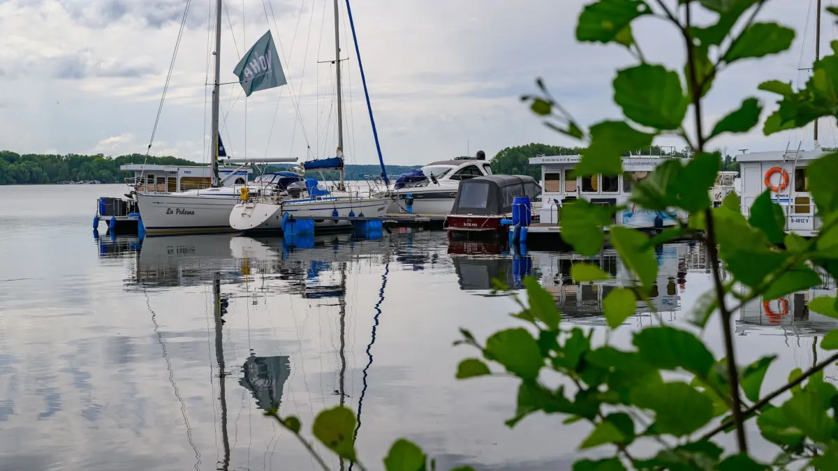 Trübes Wetter in Berlin und Brandenburg: 18.05.2025, Brandenburg, Bad Saarow: Boote liegen an einer Marina am Scharmützelsee. Das Gewässer im Landkreis Oder-Spree, etwa 50 Kilometer südöstlich von Berlin, ist mit etwa 1.500 Hektar Wasserfläche der größte See in Brandenburg. Der Schriftsteller Theodor Fontane nannte den See das Märkische Meer. Foto: Patrick Pleul/dpa +++ dpa-Bildfunk +++