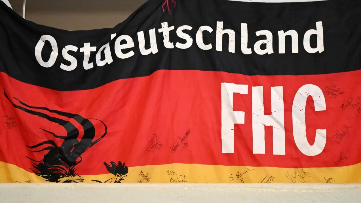Fussball : Rostock / Frankfurt an der Oder, Rostock Sporthalle Marienehe (Fiete-Reder-Halle ), Handball Bundesliga Aufstiegsrunde zur 2. Bundesliga, Ostderby Rostocker HC (Dolphins) : Frankfurter HC, Fahne der FHC Fans
FOTO BENK 17.05.2025