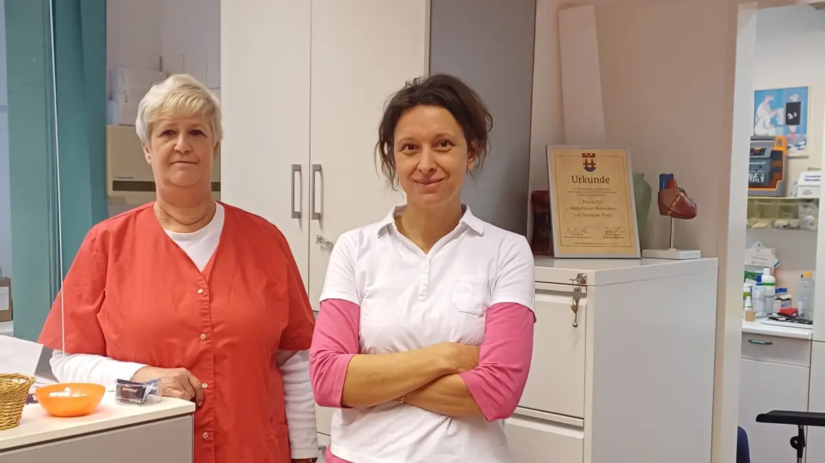 Kerstin Siebertkaiser (l.) und Julia Dittmar gehören zum Team der Obdachlosen-Arztpraxis am Ostbahnhof in Berlin.