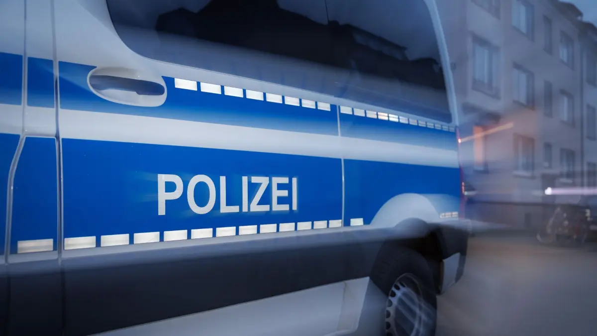 ARCHIV - 05.03.2024, Niedersachsen, Osnabrück: Ein Fahrzeug der Polizei steht auf einer Straße. (zu dpa: «Verfolgungsjagd mit größerem Polizeieinsatz und Helikopter») Foto: Friso Gentsch/dpa +++ dpa-Bildfunk +++