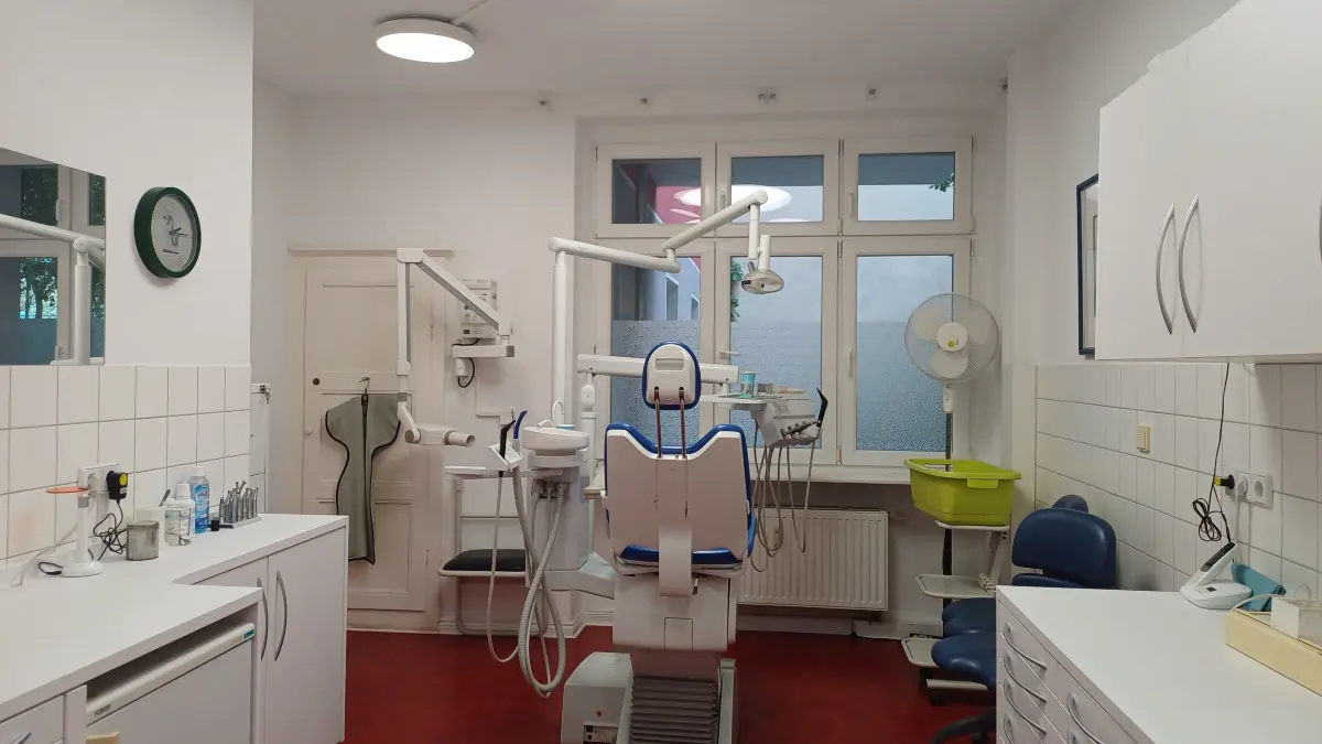 Zur Obdachlosen-Arztpraxis am Stralauer Platz werden auch Zahnprobleme behandelt-