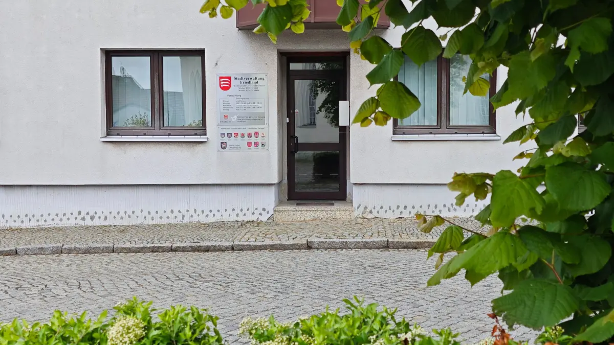 Eingang zum Rathaus von Friedland. Bürgermeister Maik Koschack muss nach einem Bürgerentscheid seinen Schreibtisch räumen.