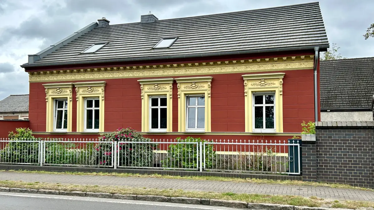 Ein saniertes Bauernhaus aus dem Jahr 1893 steht im Oranienburger Ortsteil Wensickendorf zum Verkauf. Es gibt viel Platz zum Arbeiten und Wohnen.