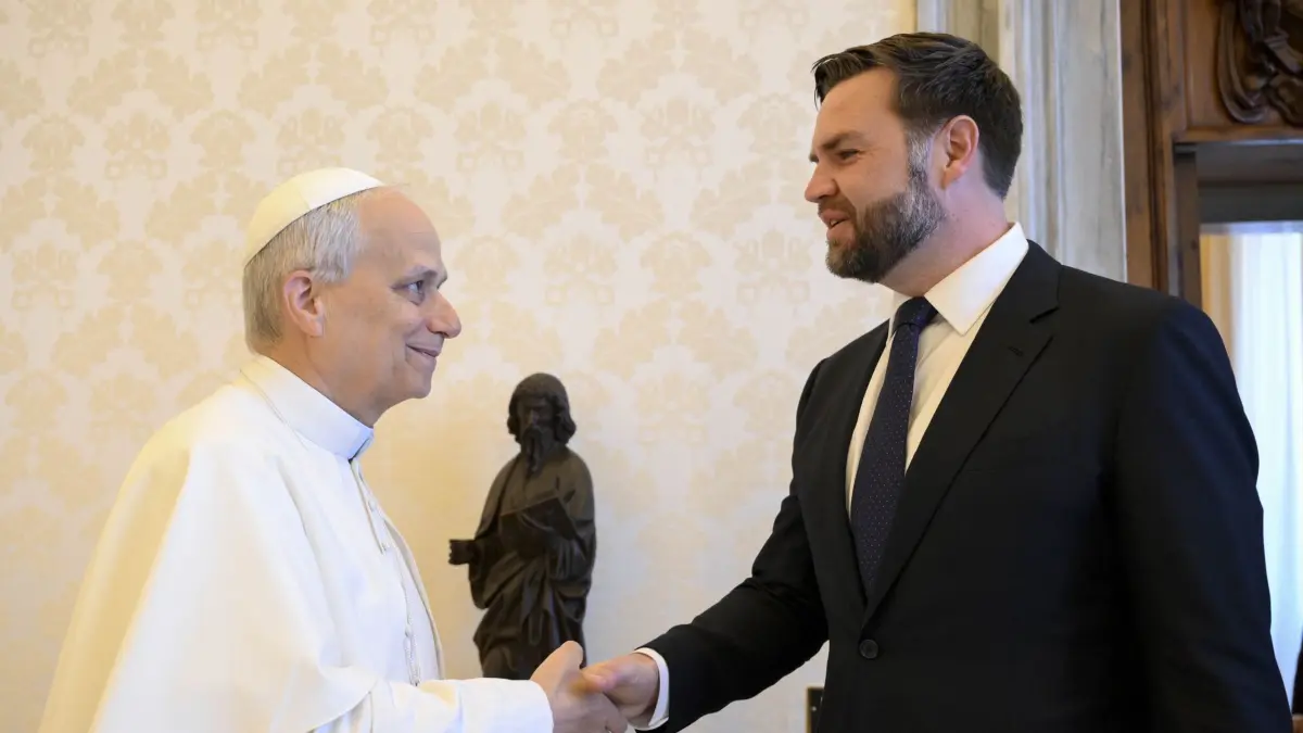 US-Vizepräsident Vance zu Privataudienz beim Papst: 19.05.2025, Vatikan, Vatikanstadt: Papst Leo XIV. begrüßt US-Vizepräsident JD Vance zu einer Privataudienz im Vatikan. Foto: Alessia Giuliani/IPA via ZUMA Press/dpa +++ dpa-Bildfunk +++