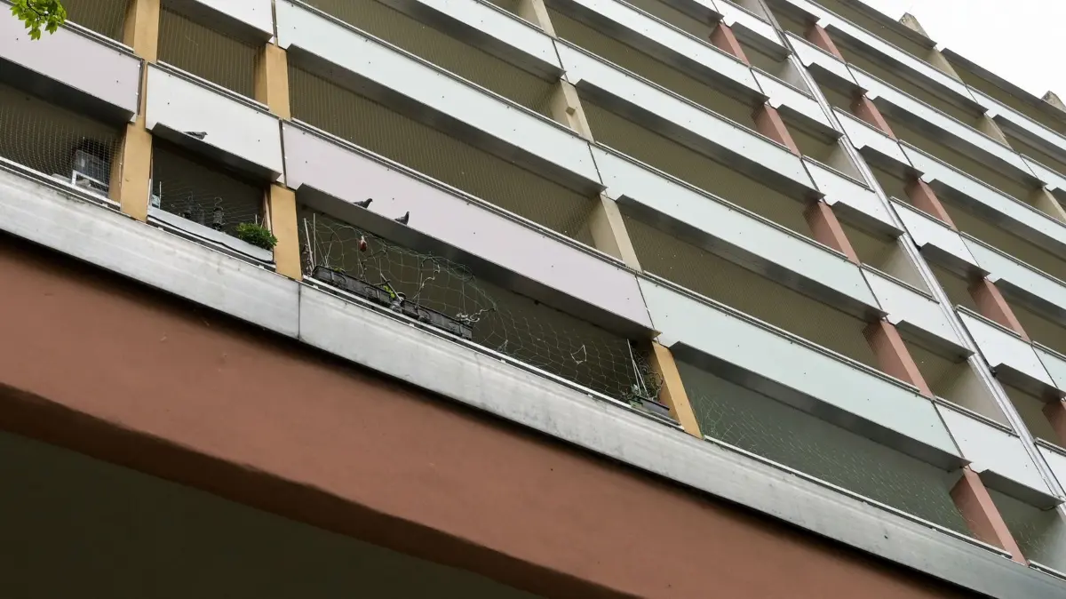 Nach Attacke mit drei Verletzten in Halle: 19.05.2025, Sachsen-Anhalt, Halle (Saale): Der Wohnblock in Halle-Neustadt, wo es am Vorabend zu einem Angriff mit drei verletzten Menschen kam. Bei einem Angriff vor einem Plattenbau in Halle in Sachsen-Anhalt sind drei Menschen verletzt worden, darunter ein Kind. Ein 29-Jähriger wurde nach Polizeiangaben schwer verletzt, ein 47 Jahre alter Mann und ein 11 Jahre altes Mädchen erlitten leichte Verletzungen. Foto: Heiko Rebsch/dpa +++ dpa-Bildfunk +++