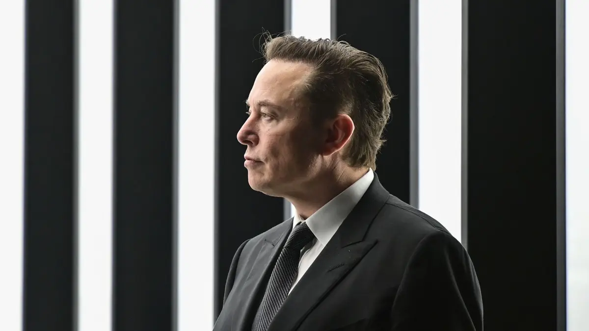 Elon Musk: ARCHIV - 22.03.2022, Brandenburg, Grünheide: Elon Musk, Tesla-Chef, nimmt an der Eröffnung der Tesla-Fabrik Berlin Brandenburg teil. Musk hat in der bald erscheinenden Biografie beschrieben, wie sein Vater in der Erziehung auf Härte setzte. (zu dpa: «Musk will auch in fünf Jahren noch Tesla-Chef sein») Foto: Patrick Pleul/dpa +++ dpa-Bildfunk +++