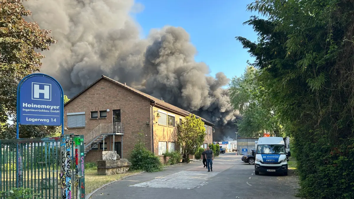 Brand in Berlin-Spandau: Dicker Rauch steigt aus einer Lagerhalle auf.